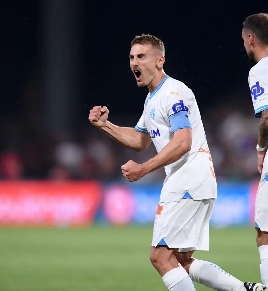 LePetitOM's tweet photo. 🔵⚪ | Rongier progressiste ! 

👀 Valentin Rongier est le 7eme meilleur joueur des championnats du top 5 Européens en termes de passes progressives. 

➡️ Définition  : 

" Ce sont les passes réussies qui rapprochent le ballon de la ligne de but adverse d’au moins 9 mètres par rapport à l’endroit le plus éloigné où le ballon se trouvait lors des six dernières passes, ou bien toute passe réussie dans la surface de réparation. 

Ne concerne pas les passes effectuées depuis la zone de défense (40 % du terrain à partir du but). "

🎯 On peut donc définir cette stat comme celle qui mesure l'implication du joueur dans la progression du jeu sur le terrain. Mais aussi sa capacité à être précis dans ses passes à l'approche des 16,50 mètres. 

Pour info, cette donnée met souvent en valeur, les joueurs de l'ombre qui sont efficients pour leur équipe dans la remontée du ballon mais pour qui l'apport est moins perceptible à l'oeil nu. 

Alors, pas si latéral notre Capi ! 😏

Allez l'OM ! 🔵⚪

#TeamOM | #MercatOM