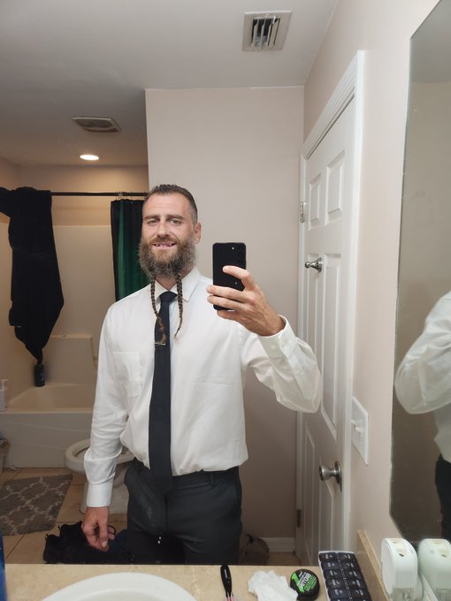 Little different from my usual wear. https://t.co/ndcbTtvjLM