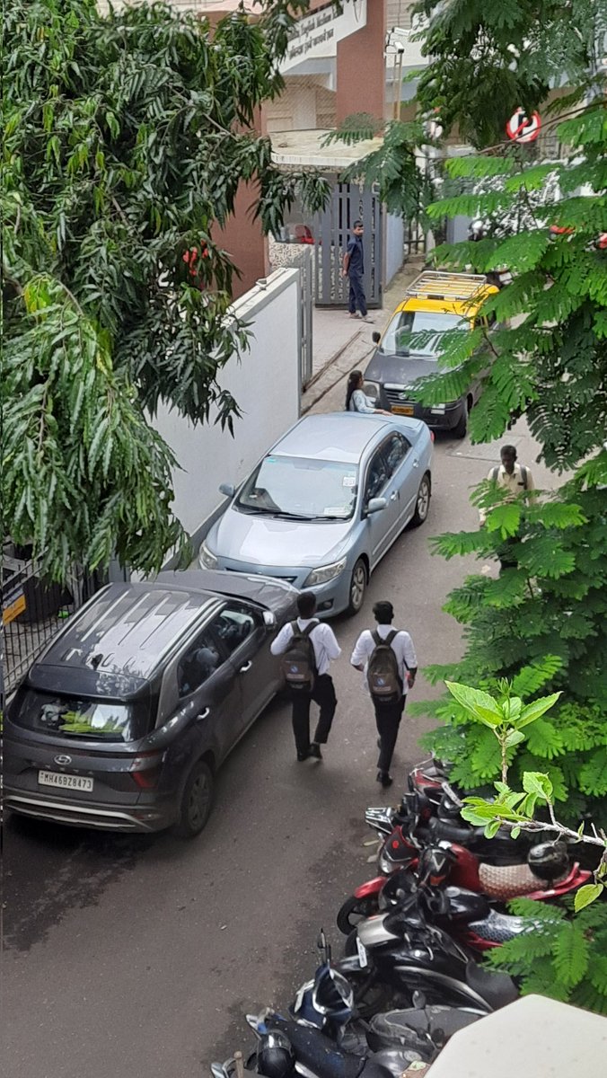 pradhankaran86's tweet photo. Ambulance access blocked by vehicles again at Akshikar street Dadar west. Thanks to the negligence of @MTPHereToHelp  and @mybmcWardGN  parking of shoppers is more important than ambulance access to @symbiosishosp . Request @MTPHereToHelp  @mybmc @mybmcWardGN @MumbaiPolice to act https://t.co/gGm1YE3BK3