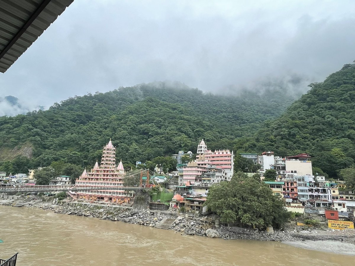 Profdilipmandal's tweet photo. परिवर्तन ही सनातन है। न कुछ स्थिर है, न अव्यय, न नश्वर, न सनातन, न स्थायी, न चिरंतन। 

ट्रैकिंग के लिए कहीं बहुत ऊपर हिमालय में जाना है। ऊपर बरसात की सूचना है। अभी जाना ठीक नहीं है। तो यहीं ऋषिकेश में रुकना पड़ गया है। 

यहाँ की पहचान “लक्ष्मण झूला” बंद है। नया लक्ष्मण झूला बन रहा है। जो पुराना था, वह होकर भी नहीं है। वह है भी और नहीं भी है। 

नया न बना तो प���राना किसी दिन टूट जाएगा। पुराने की जगह नए का आना निश्चित है। 

मज़दूरों ने बताया कि दो साल का प्रोजेक्ट है। वे कर डालेंगे। वे कर सकते हैं। वे विश्वकर्मा के वंशज है। 

निर्माण और ध्वंस उनके ही हाथों होना है। चा��ेंगे तो नदी को रोक देंगे। रास्ता बदल देंगे। 

अस्तु, सतत प्रवाहमान समय में न कुछ स्थिर है, न अव्यय, न नश्वर, न सनातन, न स्थायी, न चिरंतन।

परिवर्तन ही सनातन है। बदलाव ही स्थायी है। 

जो आज है वह कल नहीं होगा। जो कल था, वह आज नहीं है। 

होने में ही नहीं होना छिपा है। 

सनातन में ही सनातन का बदल जाना निहित है। 

चाय अच्छी है।