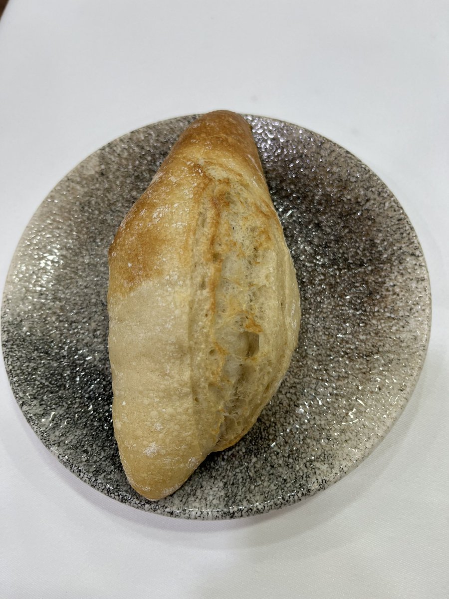 Comienzo una cruzada contra el pan malo que encontramos en los restaurantes de la Región de Murcia.
Tenemos grandes panaderías en todo el territorio como para abastecernos de panes bien hechos. Premiemos el pan bueno de los restaurantes. Me ayudáis? 
#buenamiga #malamiga