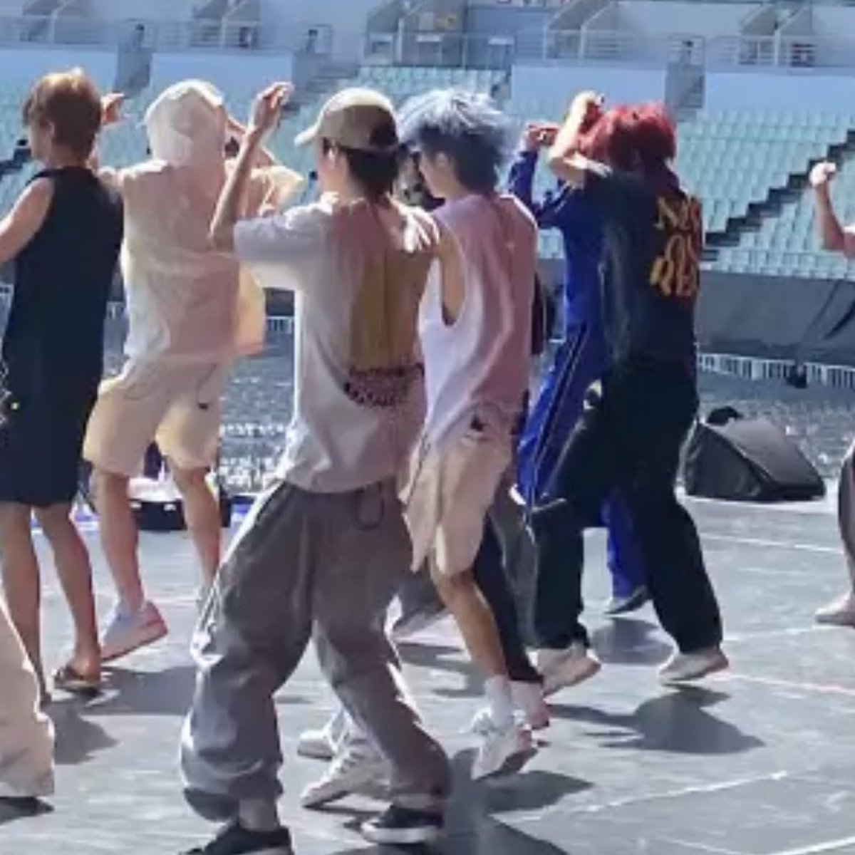 -renjun ketekan???? blue hair??? 😭😭😭