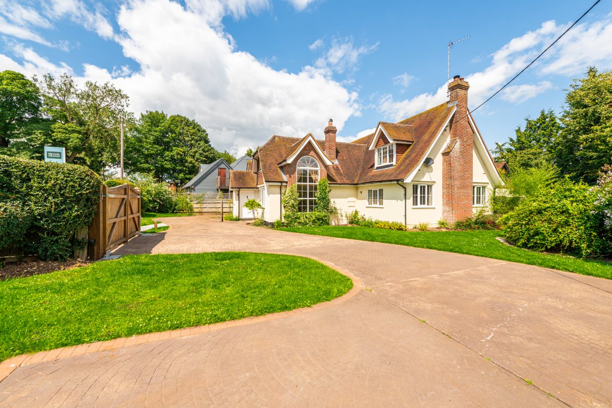 Eversden Court | Bledlow Ridge, Buckinghamshire 🌿

A versatile, three double bedroom detached house with a bright, spacious interior, a gated entrance, and a detached double garage in the centre of a rural village 🌷

Take a look > ow.ly/isnq50PHAe0