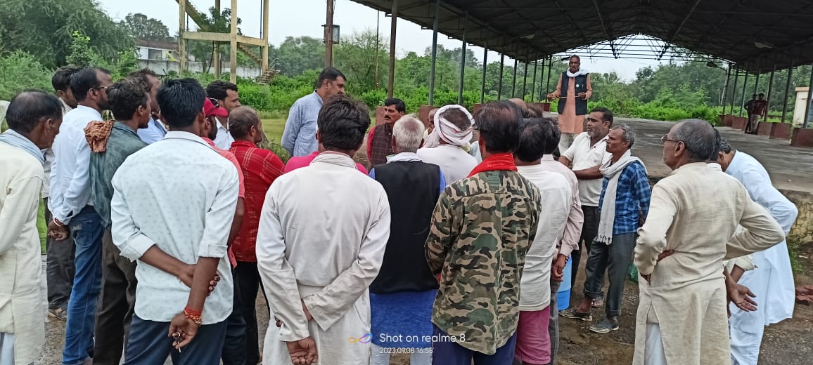 #बिरसिंहपुर
बिजली की समस्या को लेकर आंदोलन कर रहे क्षेत्रीय किसानों से धरना स्थल पर पहुंचकर उनकी मांगों का समर्थन किया।