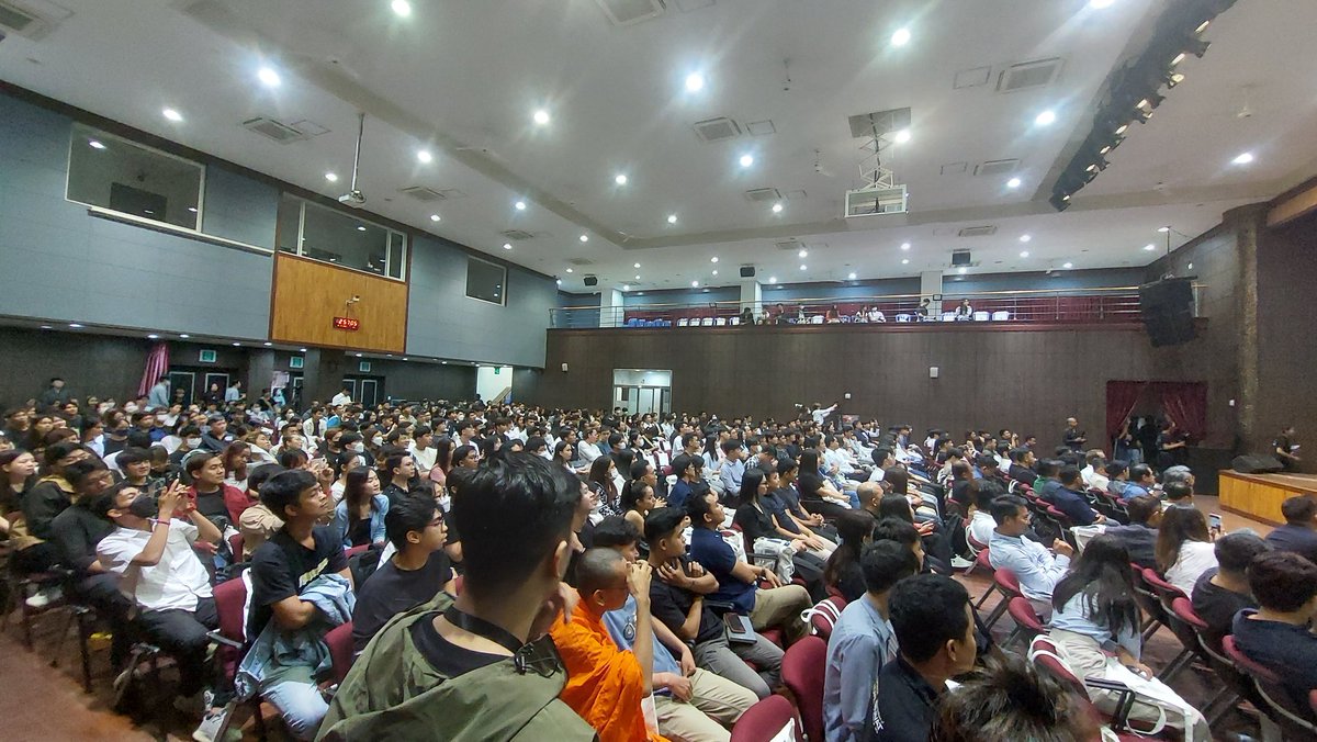 Just heard a young designer told a crowd of 500, matter-of-factly, that more car parking worsens congestion and interferes with human usage. Justifying his team's decision to completely remove vehicle parking from their public space design near Wat Phnom.