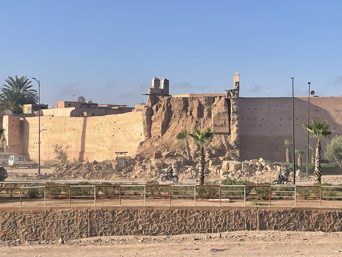 alz2far's tweet photo. À #Marrakech après #earthquake le mur d’enceinte de la médina effondré. Des gens ont dormi dehors. https://t.co/1GoFTTuXEH