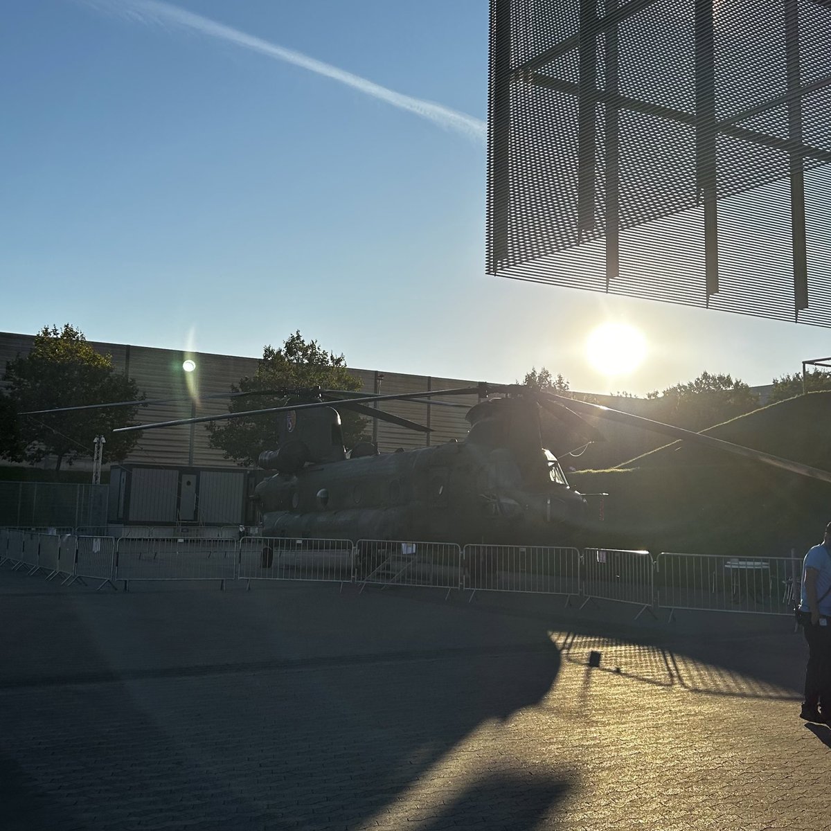 Der große Tag ist da! 🤩 Nach drei Jahren Vorbereitung starten heute die <a href="/InvictusGamesDE/">Invictus Games Düsseldorf 2023</a> 🏟️ Wir sind bereit und freuen uns mit 100.000 Zuschauer:innen, die 500 Wettkämpfer:innen aus 21 Ländern der Welt 🌍 zu feiern! #InsideInvictus