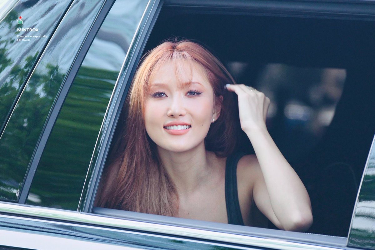 mintbox_0619's tweet photo. 230909 음악중심 퇴근

#마마무 #화사 #Hwasa 

어떻게 미모가 매일 매일 매일
어떻게 이래 https://t.co/DaDdxbHOV5