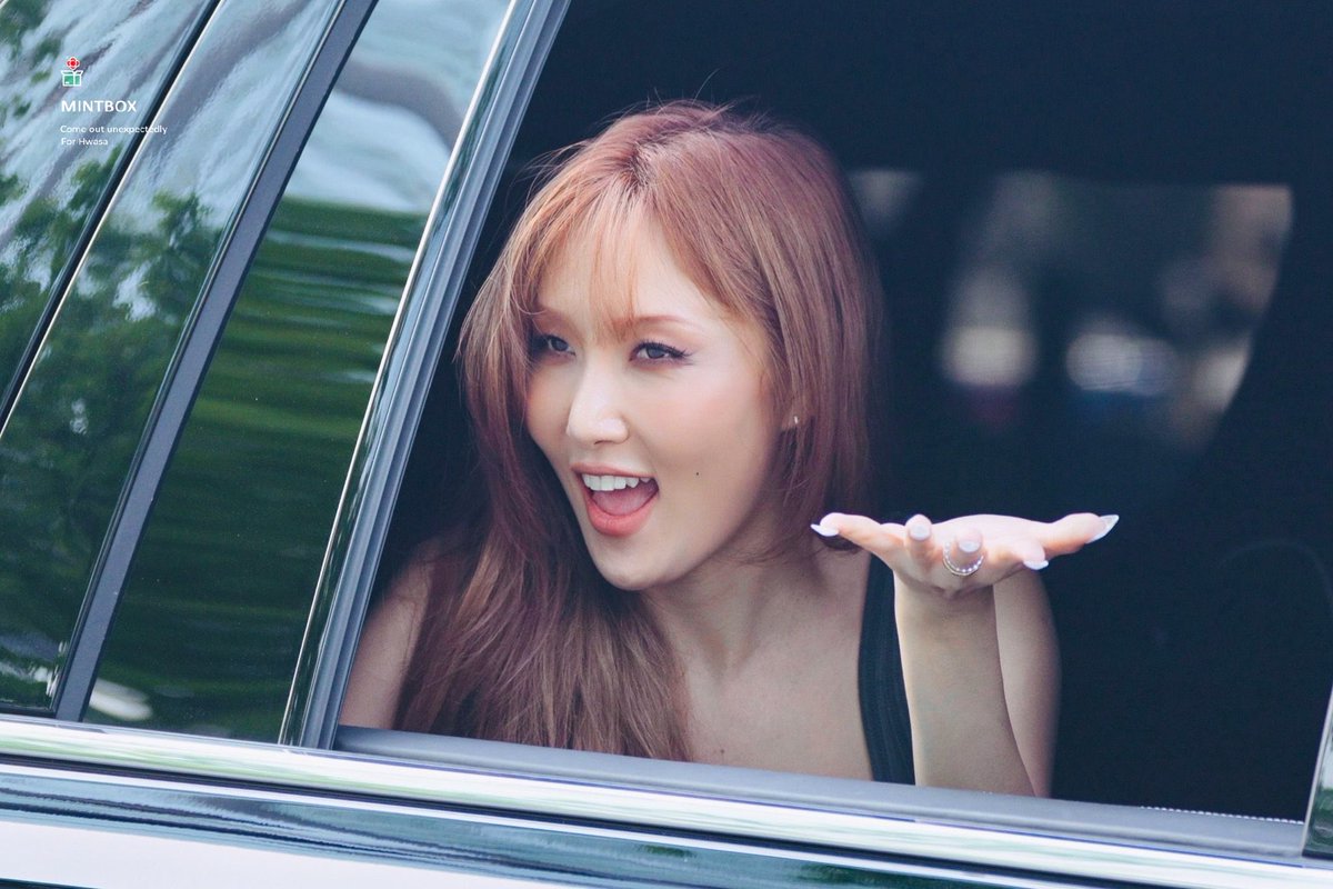 mintbox_0619's tweet photo. 230909 음악중심 퇴근

#마마무 #화사 #Hwasa 

어떻게 미모가 매일 매일 매일
어떻게 이래 https://t.co/DaDdxbHOV5