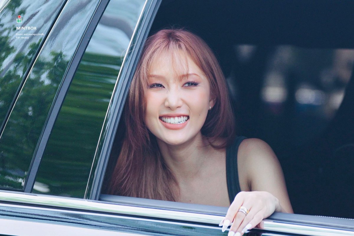 mintbox_0619's tweet photo. 230909 음악중심 퇴근

#마마무 #화사 #Hwasa 

어떻게 미모가 매일 매일 매일
어떻게 이래 https://t.co/DaDdxbHOV5