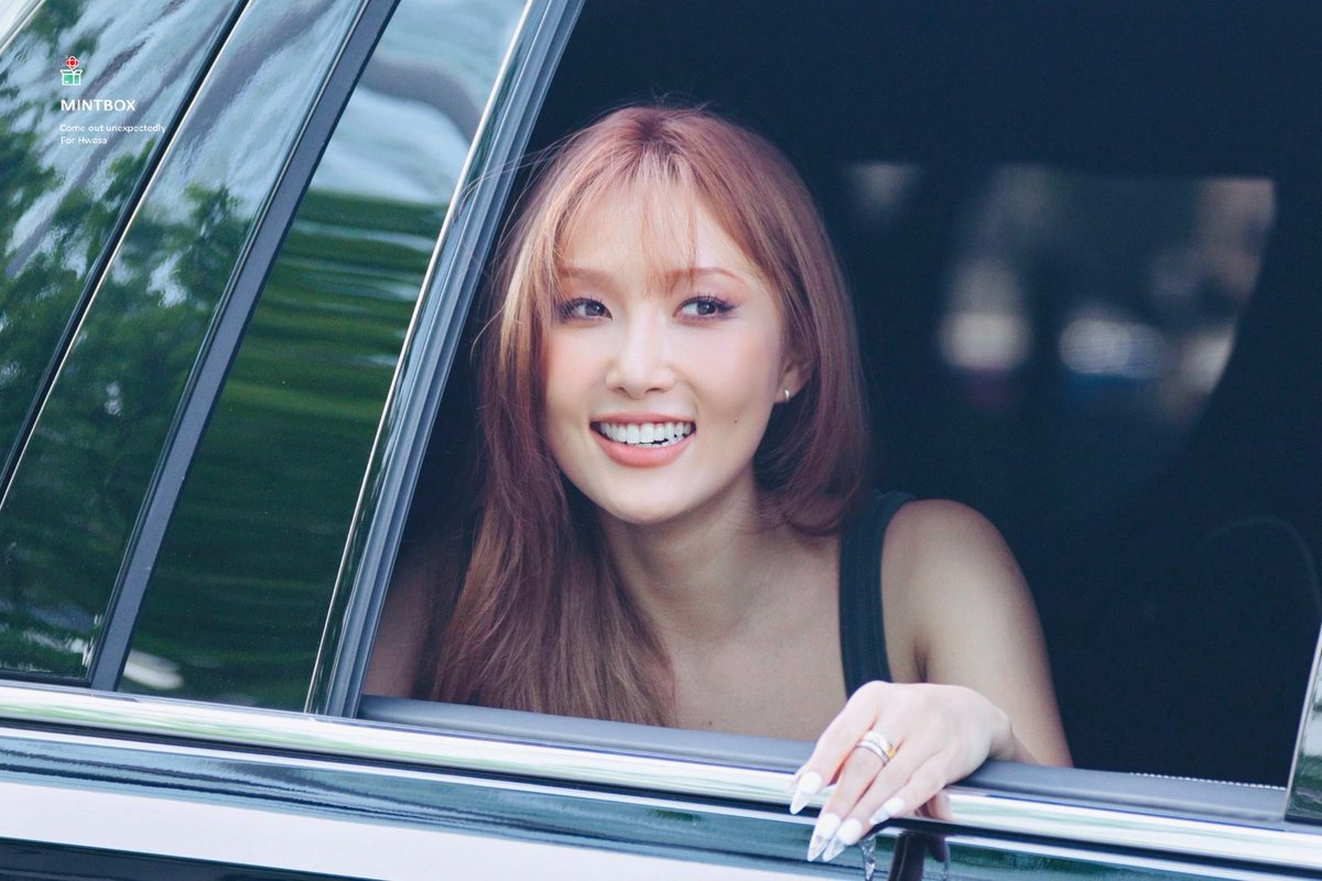 mintbox_0619's tweet photo. 230909 음악중심 퇴근

#마마무 #화사 #Hwasa 

어떻게 미모가 매일 매일 매일
어떻게 이래 https://t.co/DaDdxbHOV5