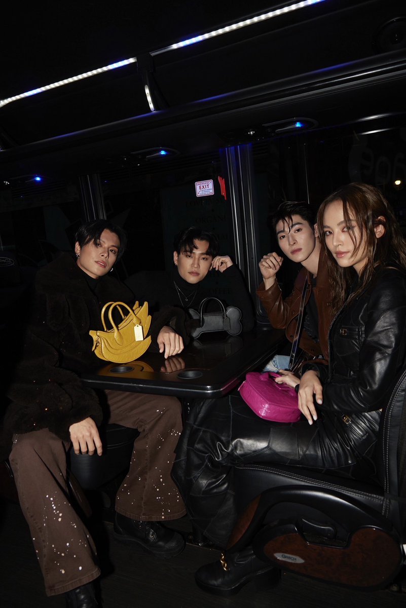 fabmagazineth's tweet photo. #ณิชาณัฏฐณิชา #บลูพงศ์ทิวัตถ์ ร่วมชมโชว์ #CoachSpring24 #NYFW พร้อมถ่ายภาพร่วมกับครีเอทีฟไดเรคเตอร์ #coachny อย่าง #StuartVevers และเหล่าเซเลปอย่าง #ลิลนาสเอ็กซ์ #lilnasx #แทยัง #SF9 #taeyang_0228 #alvinchong123 #glennyqh #pacificagroup #nychaa #blue_pongtiwat #epmagazine https://t.co/lwoVeD7R38