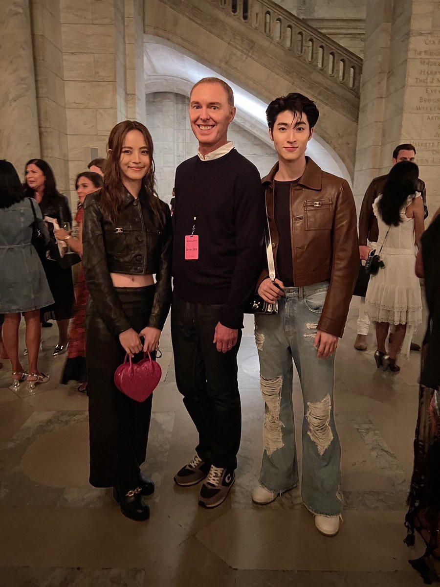 fabmagazineth's tweet photo. #ณิชาณัฏฐณิชา #บลูพงศ์ทิวัตถ์ ร่วมชมโชว์ #CoachSpring24 #NYFW พร้อมถ่ายภาพร่วมกับครีเอทีฟไดเรคเตอร์ #coachny อย่าง #StuartVevers และเหล่าเซเลปอย่าง #ลิลนาสเอ็กซ์ #lilnasx #แทยัง #SF9 #taeyang_0228 #alvinchong123 #glennyqh #pacificagroup #nychaa #blue_pongtiwat #epmagazine https://t.co/lwoVeD7R38