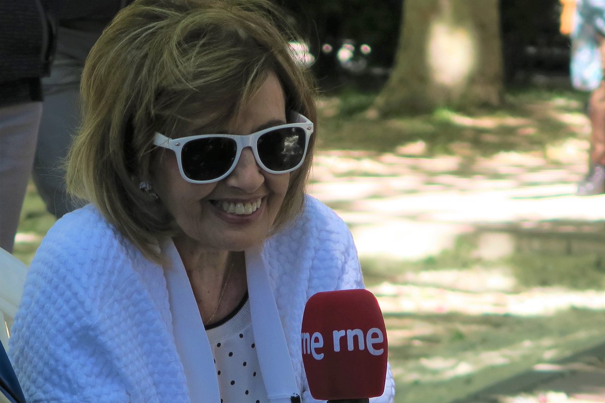 NEUDC_RNE's tweet photo. En nuestro pisto hemos recordado a la gran María Teresa Campos. La última vez que estuvo con nosotros fue el 5 de mayo de 2019, en el homenaje que hicimos a José María Íñigo, en el primer aniversario de su fallecimiento.  Inolvidables los dos. Gracias por tanto, María Teresa. https://t.co/IfbCfWfrla