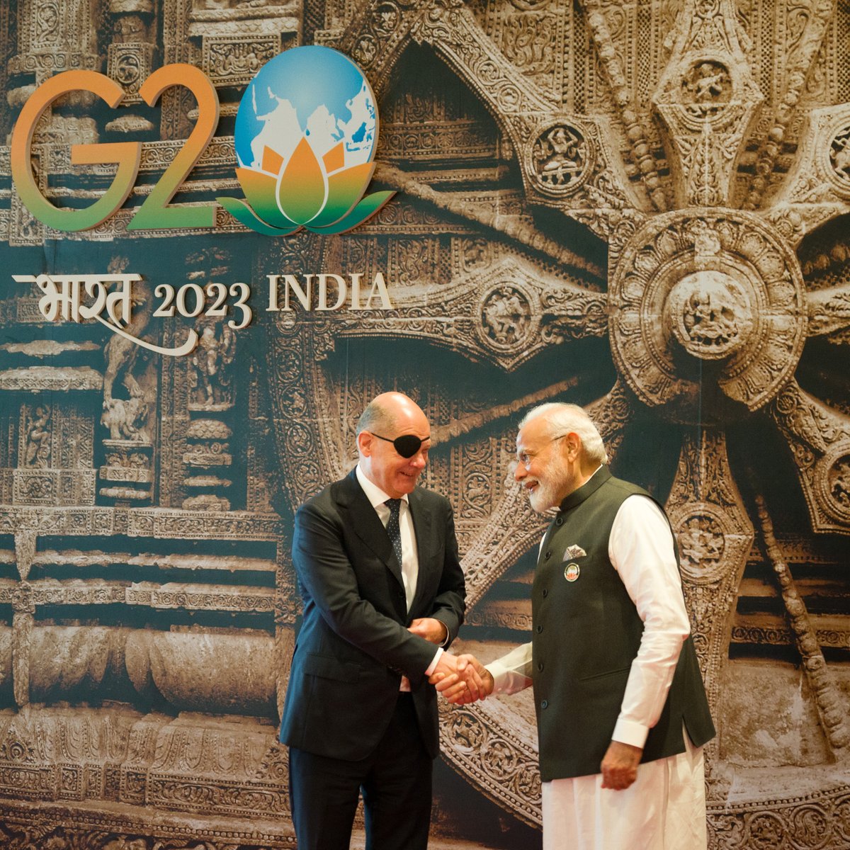KanzlerScholz's tweet photo. Wir brauchen die #G20 mehr denn je. Beim Gipfel in Neu-Delhi setze ich mich dafür ein, echte Fortschritte bei zentralen Herausforderungen wie der Klima- und Hungerkrise und der Zusammenarbeit mit dem Globalen Süden zu erzielen. 
Thank you for your warm welcome, @narendramodi! https://t.co/OpeOXlLUB4