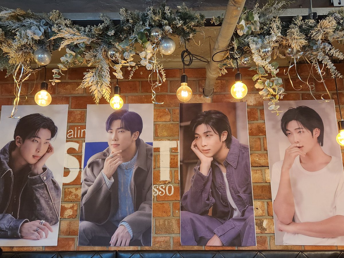 ssujeoi's tweet photo. 남준이 생축 카페 투어 중~🥳
감성 돋는 멋진 남주니들이
가득 있는 시애틀~😍😍
럭드로 액자 뽑았어요~!!😆😆
A3액자는 처음이에요ㅎㅎ
#Love_RM_day 
#IM_RM
@sweet_agong
@SeoulEspresso https://t.co/4WjcX0cr3k