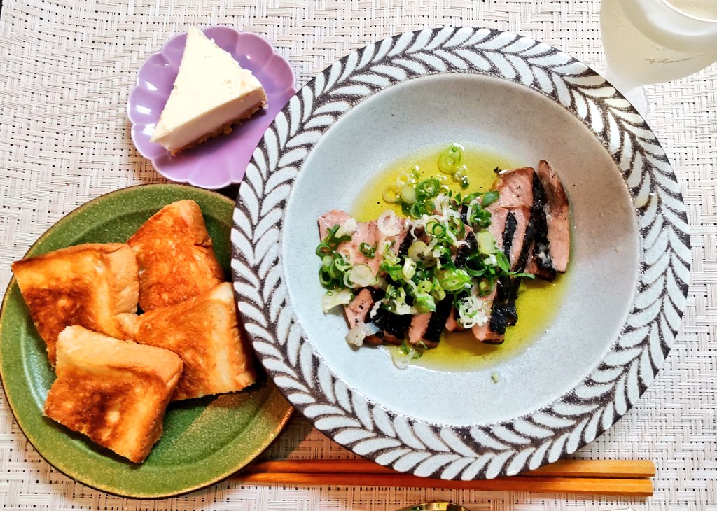 晩ごはん🍴
スーパーで260円で売ってたカツオのたたき🐟をアヒージョにして、昼間娘が残したパン🍞をトーストして、手作りのレアチーズケーキ🍰を添えて。
ドリンクは冷たいラ・フランス酒です🍷
※フランス暮らしの本を読んでたら影響されて、洋食欲した。