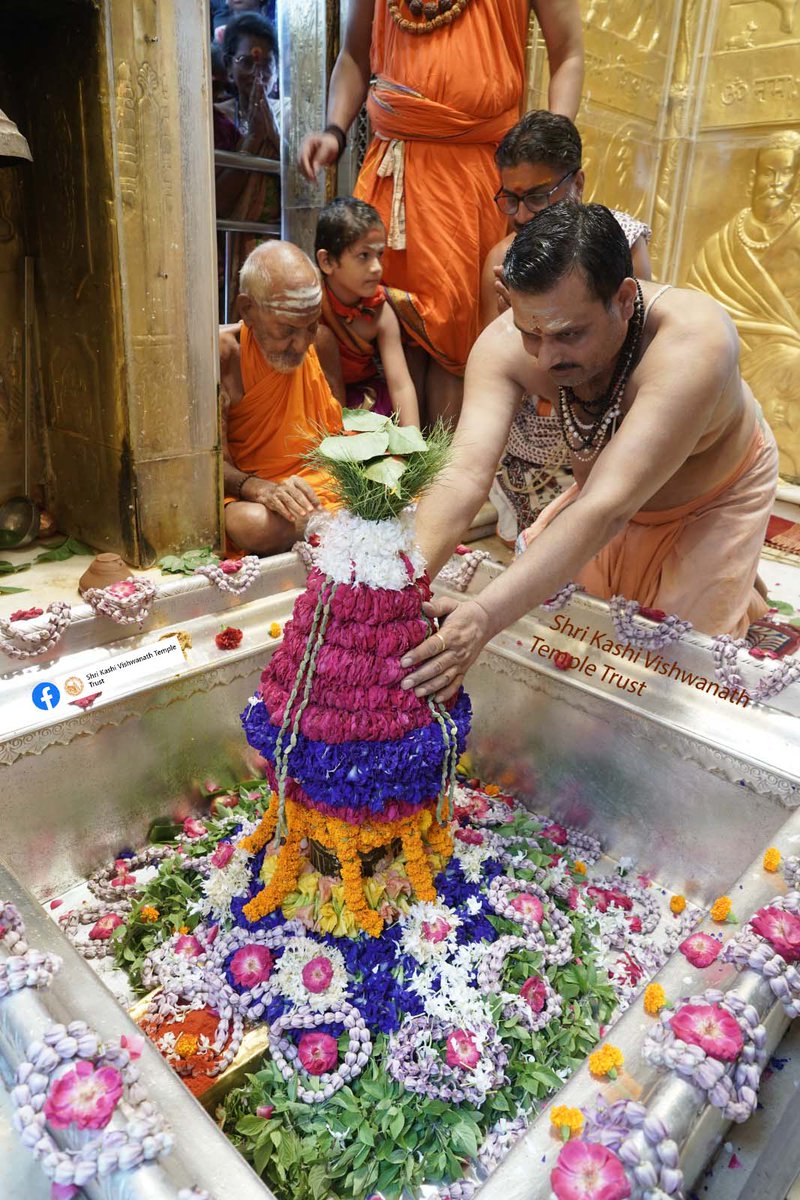 ShriVishwanath's tweet photo. आज दिनाँक 09-09-2023 को श्री काशी विश्वनाथ मंदिर में मध्याह्न (दोपहर) भोग आरती के भव्य दर्शन।

#ShriKashiVishwanath #Shiv #Mahadev #Baba #Temple #Darshan #Blessings #BhogAarti #Varanasi #Aarti #Kashi #Jyotirlinga #VishwanathDham https://t.co/WnWPb1ZXZ0