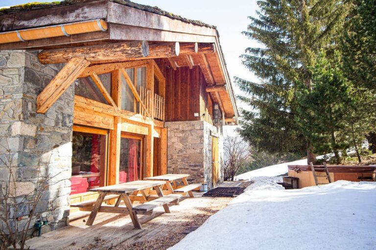 🏔️ Dream Job Alert! 🏡 Are you a mountain lover? 🏂 Do you have a passion for hospitality? 🍽️ We've got the perfect opportunity for you! 🌟 🏔️ Join our team as a Chalet Host and live the ultimate winter adventure! ❄️ coolskijobs.com/job/chalethost… #Laplagne
