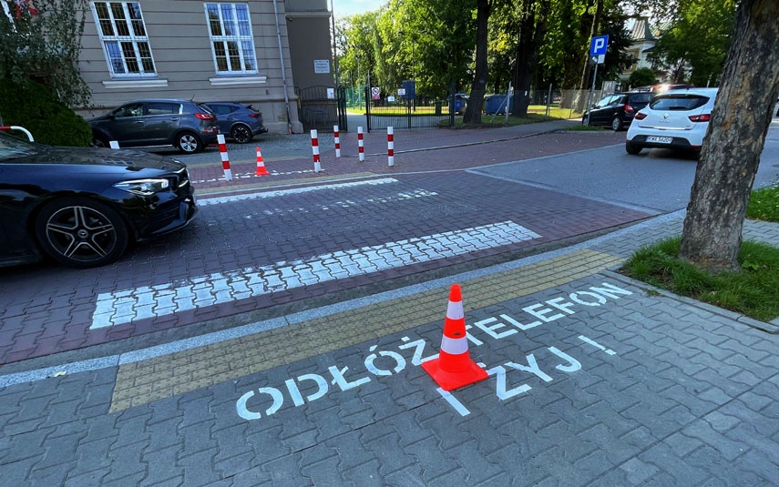wadowiceonline's tweet photo. Radny i kandydat na posła chce, aby takie napisy pojawiły się przy wszystkich szkołach w powiecie: https://t.co/Y1e2LzkMpq
#napisy #pasy #zebry #odłóżtelefoniżyj @KalinskiBartosz @SebastianMlak #wadowice @RadioKrakow https://t.co/LyUHMq2Cvu
