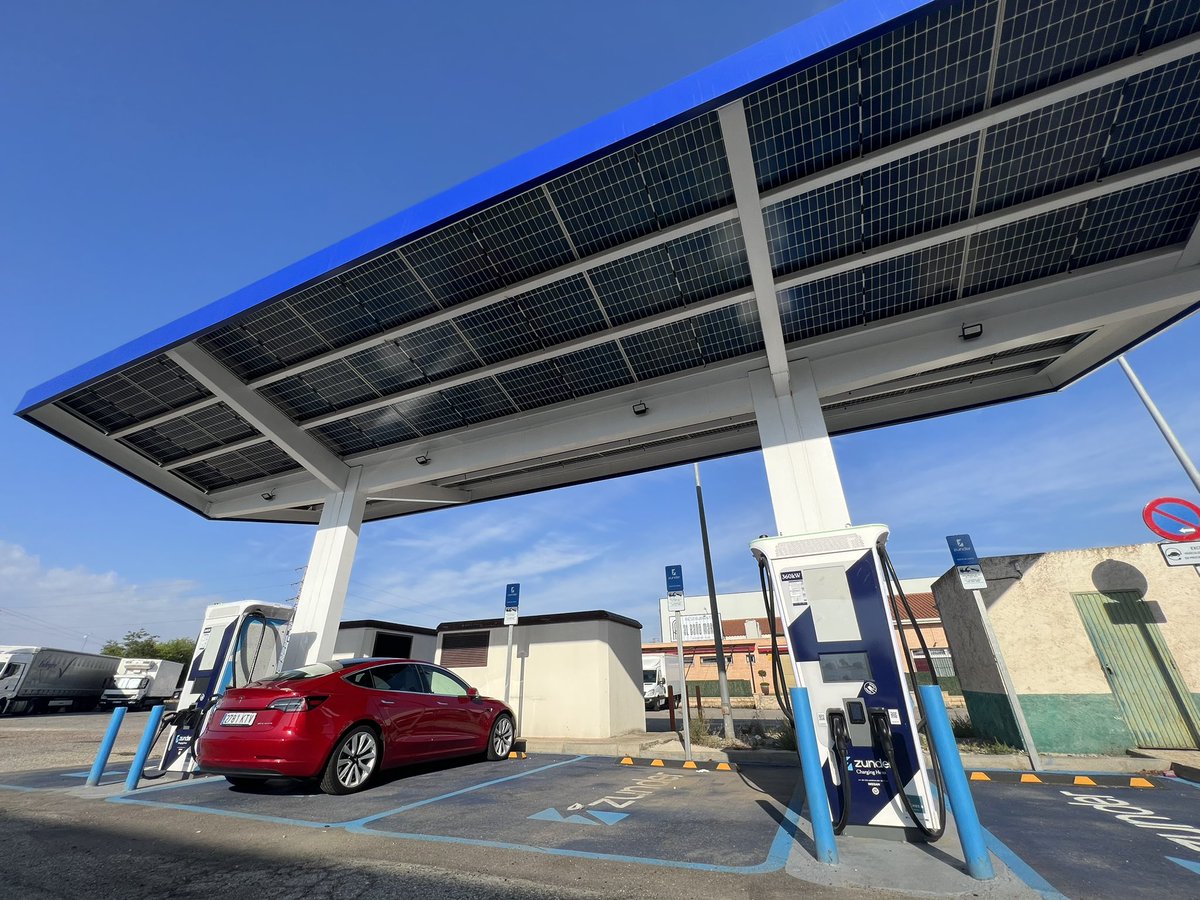 Parada a recargar en esta magnífica estación ultrarrápida de <a href="/zunder_es/">Zunder</a>  de camino al <a href="/Feria_VEM/">VEM2025</a> <a href="/AEDIVE/">AEDIVE</a> <a href="/AUVE_Madrid/">AUVE Madrid</a> <a href="/AsociacionAUVE/">AUVE</a>