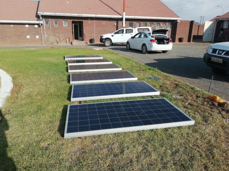 _ArriveAlive's tweet photo. "Solar panels are delicate, expensive and an easy target for criminals and are also tremendous liability risks if they are not properly installed and meticulously maintained" https://t.co/3236y8QHrS #ArriveAlive #InsuranceChat #Solar #SolarPanelTheft @InfinitiAfrica https://t.co/OHQNLxdI4x