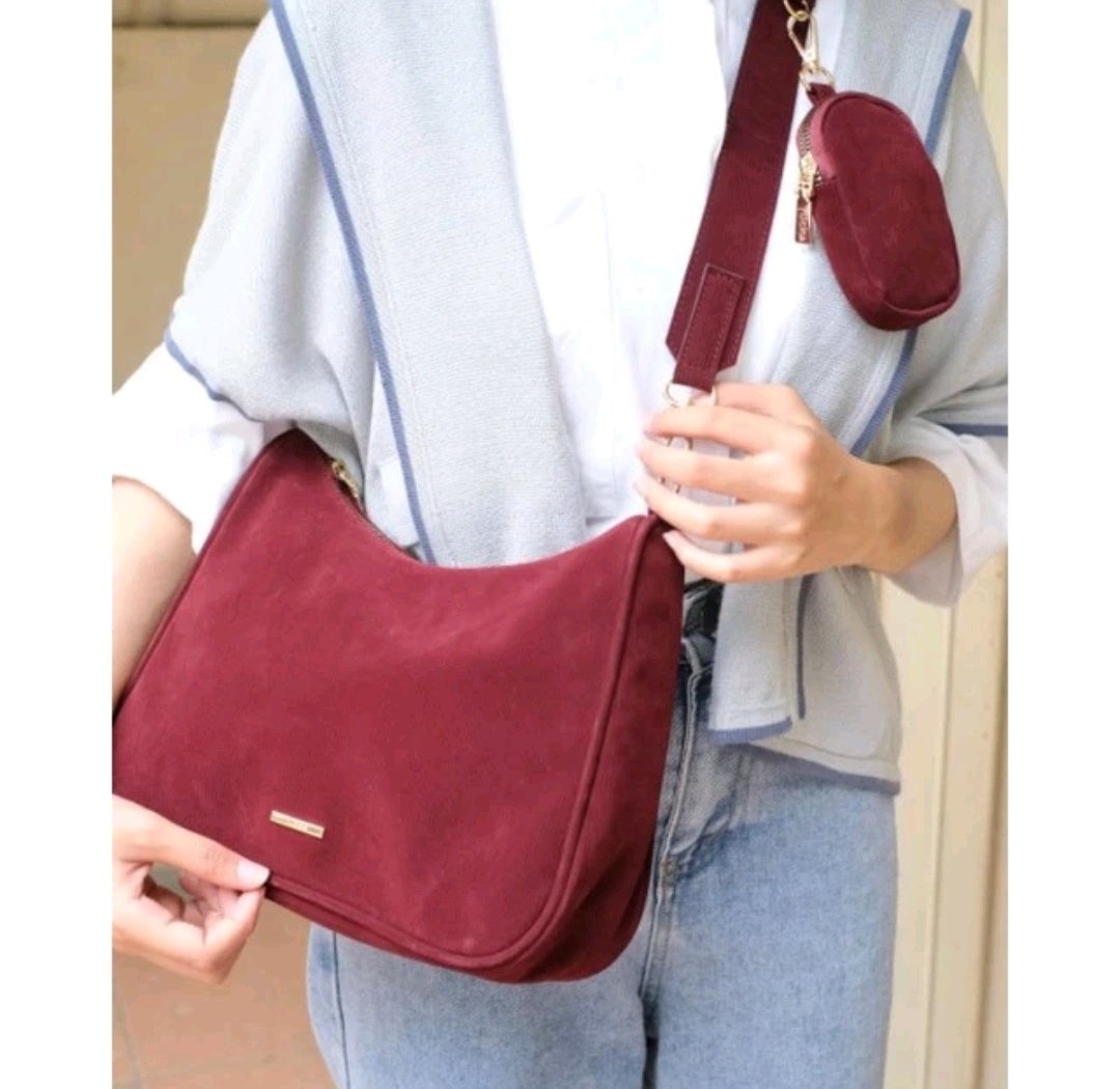 Sling bag ini bakalan jd favorite krn cocok bgt buat nemenin jalan2, nonton konser, atau ootd ! Trus muat banyaakk barang bawaan 😍

🛒 shope.ee/1LDQnwTaag