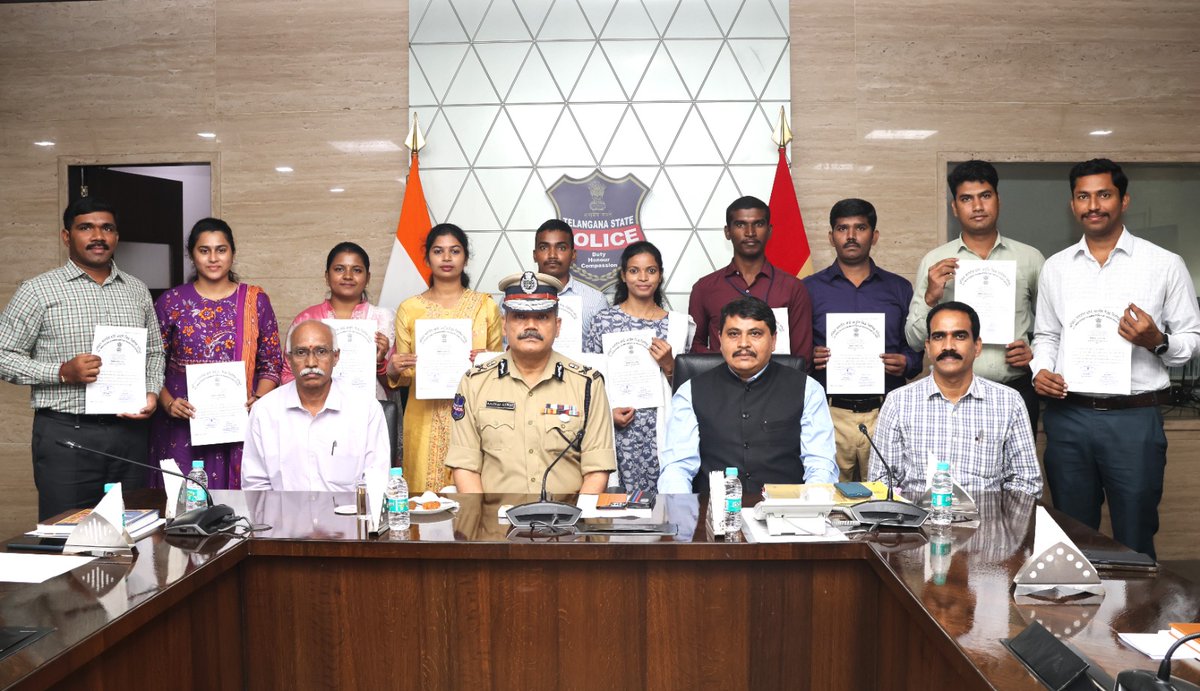 CIDTelangana's tweet photo. #PressNote #Falicitation
@TelanganaDGP Sri Anjani Kumar IPS has felicitated Finger Print Bureau ASIs who secured top 10 ranks in All India board examination for Finger Print Expert conducted by NCRB, MHA,GoI at New Delhi. Telangana CID team of 24 FPB ASIs got top 26 ranks out of 112 participants at the All India Finger print accreditation examination. DGP Anjani Kumar IPS congratulated Addl.DGP CID Mahesh M Bhagwat, IPS and Director FPB Sri M D Tatarao and entire team. Telangana Police remains the best in Police professionalism in India.
#TelanganaPolice
@TelanganaDGP
@NCRBHQ