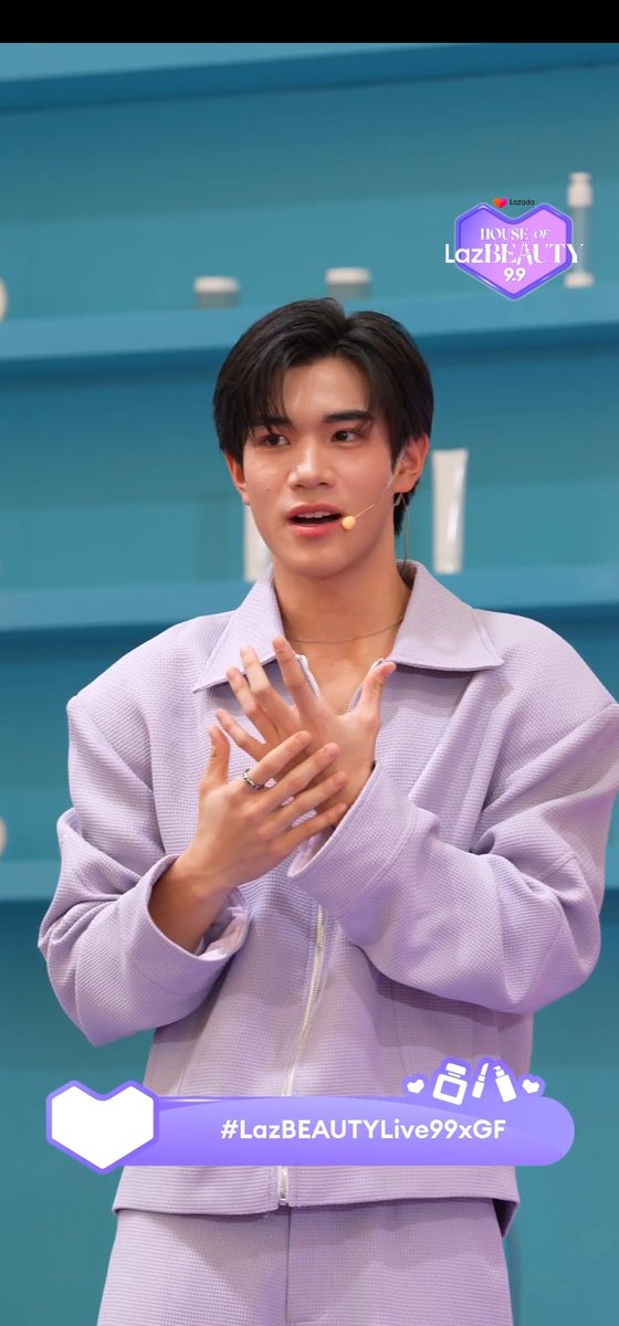DoubleMstore's tweet photo. คุณโฟร์ท(ที่เมื่อกี้ยังเป็นน้องอยู่🤣) เริ่มเลอ แฮนด์ครีมต้องมา เชื่อค่ะว่าแฮนด์ครีมก็สำคัญ/เหลือบมองมือคุณโฟ้ดดด #LazBEAUTYLive99xGF https://t.co/m0PSC2Wxa7