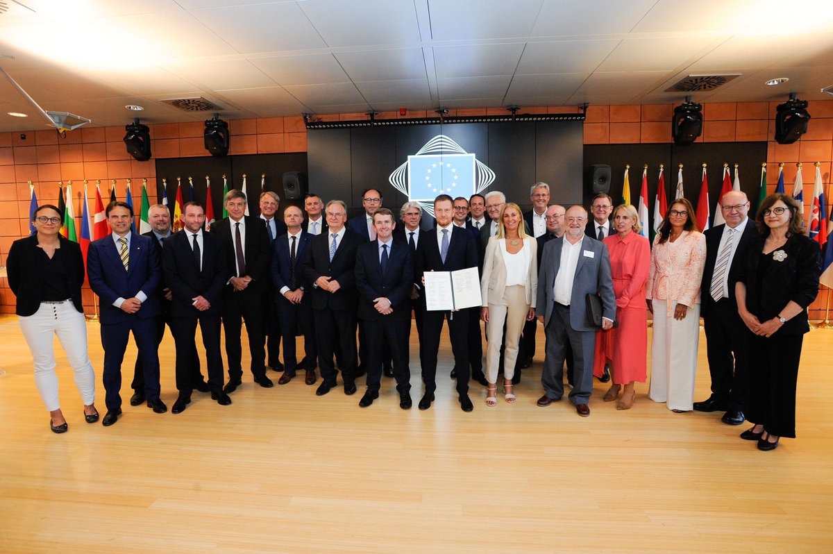 oliverdd's tweet image. #Sachsen ist das Herz der 🇪🇺 #Mikroelektronik. Jeder 3. Chip aus EU wird hier produziert. Um den Herausforderungen besser zu begegnen, haben sich 27 Regionen im Netzwerk ESRA zusammengeschlossen. Damit wollen wir uns vernetzen, F&amp;amp;E ausbauen und Europa für die Zukunft stärken.