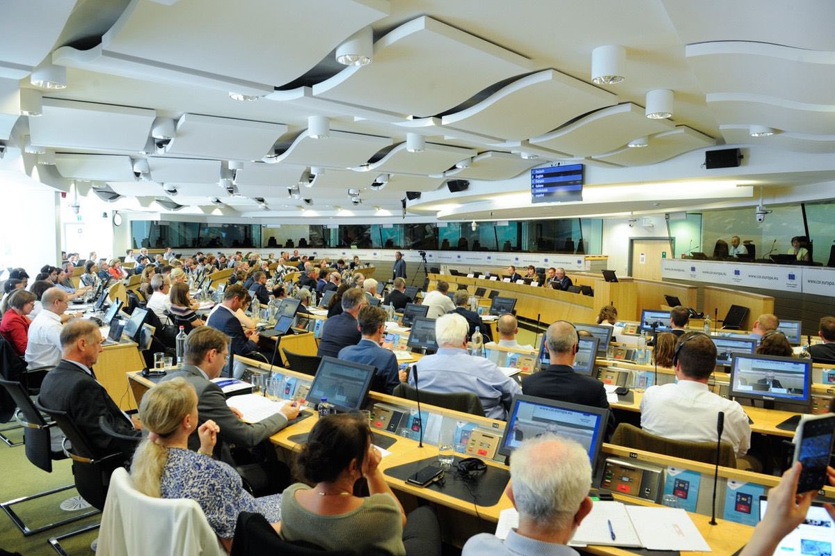 oliverdd's tweet image. #Sachsen ist das Herz der 🇪🇺 #Mikroelektronik. Jeder 3. Chip aus EU wird hier produziert. Um den Herausforderungen besser zu begegnen, haben sich 27 Regionen im Netzwerk ESRA zusammengeschlossen. Damit wollen wir uns vernetzen, F&amp;amp;E ausbauen und Europa für die Zukunft stärken.