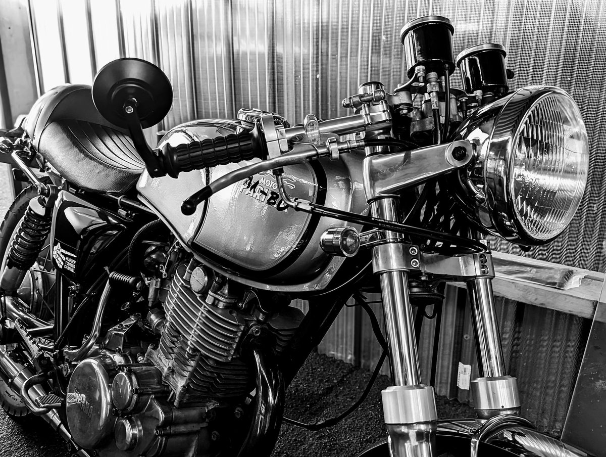 huggerchannel's tweet photo. #モノクロにするとカッコ良く見える魔法がかかる
#SR400 https://t.co/ueMrlhPp6d