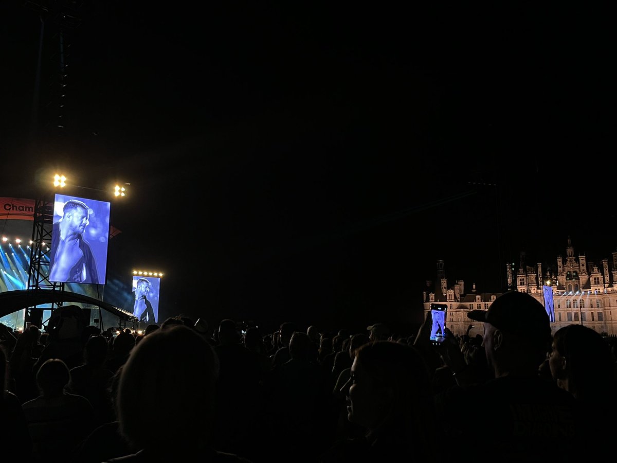 iEmzy's tweet image. I don’t think I’ve ever seen Dan this happy during a show in France. You could tell it was a big achievement. It was so beautiful. #chambordlive #mercuryworldtour