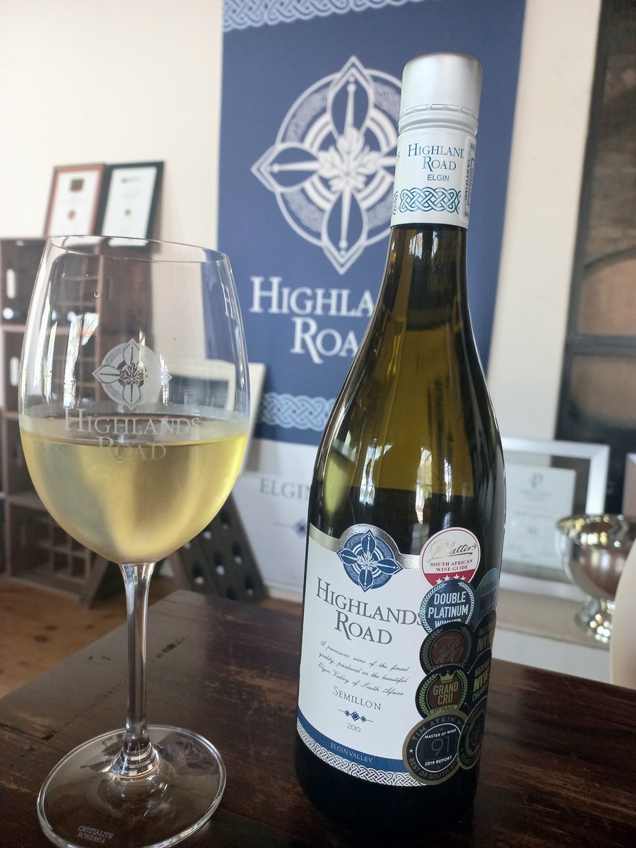 This is our multi award winning Semillon 2019!

Nose: Clean, fresh and herbal. Hints of fruit and subtle roasted tones. Nettle mingles with hints of fresh fig, ripe apple and sea spray.

Buy at the farm or online for R220 per bottle and R1260 per case!
wine.highlandsroadestate.co.za/products/semil…