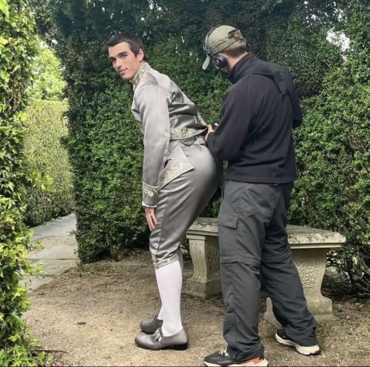 ntflxrpdm's tweet photo. Cette première semaine de tournage est terminée. C'est le moment pour nous de vous offrir quelques photos behind the scenes ! https://t.co/B28U2n7gNa