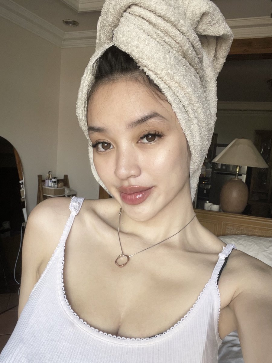 amndzahra's tweet photo. nih dia serum yang aku bilang di ig story kemaren… aku baru pake rutin 2 mingguan tp cepet bgt efeknya mencerahkan kulit plus nyamarin PIE bekas-bekas jerawat aku, langsung better dan glowing bgt bareskin aku HUHU susuk bgt CINTA!!! 🤍💎✨ https://t.co/JYWgL72a0h
