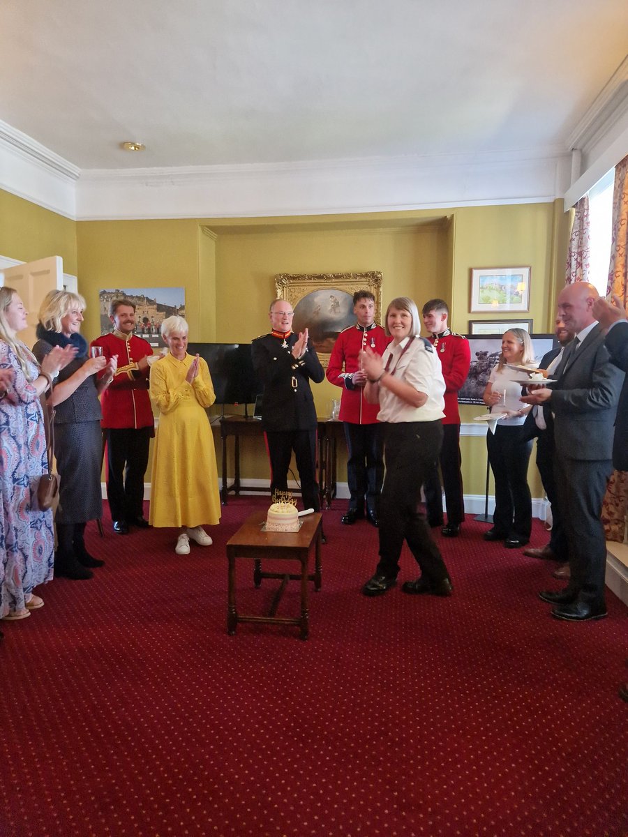 Couple of birthdays celebrated after the gun salute yesterday. @JudyMurray and the castles @jockbird3311 shared the day. @scots_guards F Coy who were providing the castle guard, entertainining the guests. @andy_murray & @jamie_murray take note how @AlastairBruce_ does birthdays.