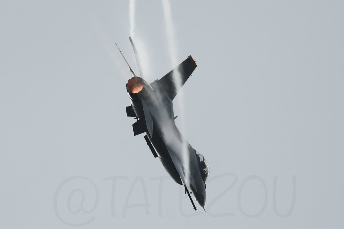 _tatezou's tweet image. F-16デモフライト訓練(#DemoPacaf #PACAFViperDEMO)は水平科目メインで航空科学館を意識したフライトに感じました♪

良き♪