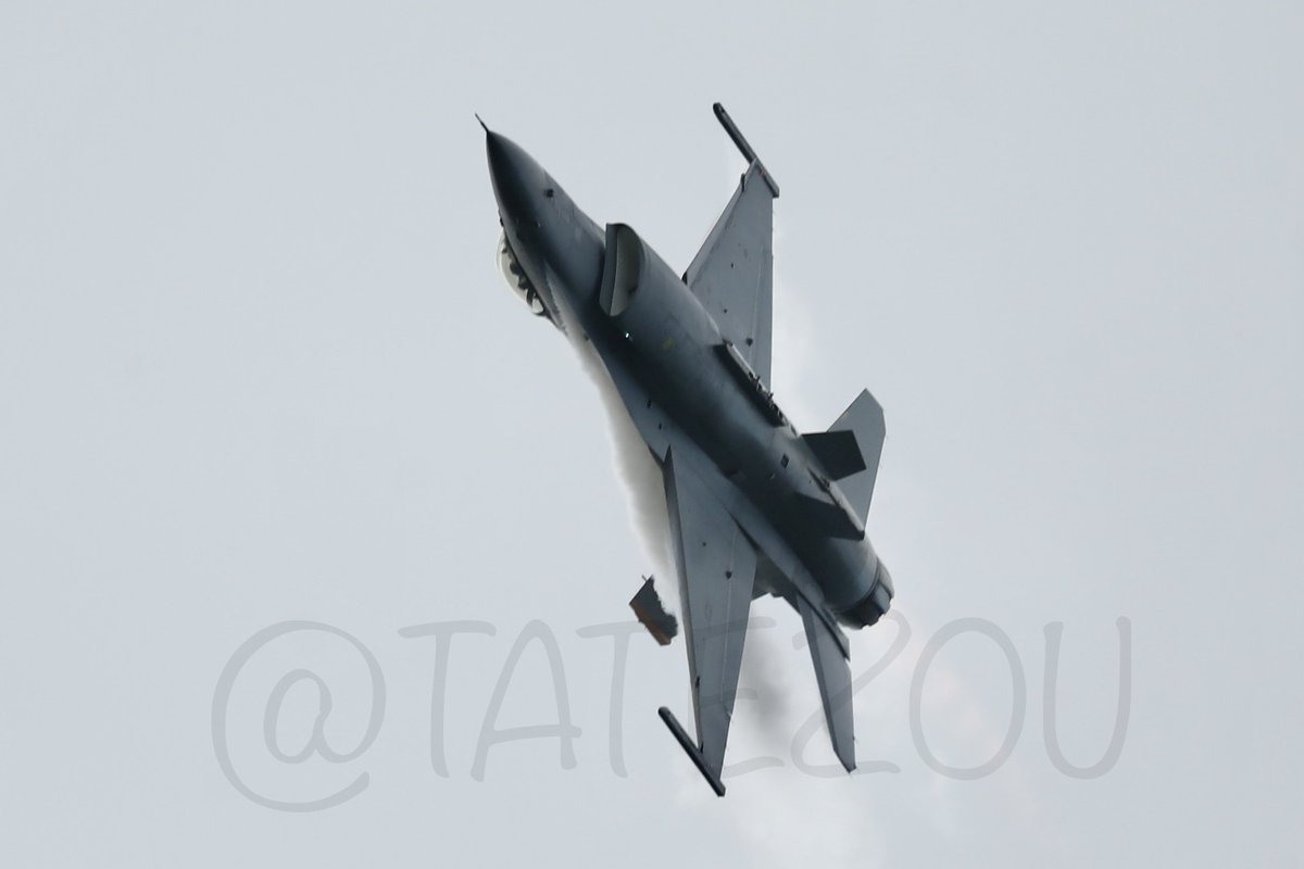 _tatezou's tweet image. F-16デモフライト訓練(#DemoPacaf #PACAFViperDEMO)は水平科目メインで航空科学館を意識したフライトに感じました♪

良き♪