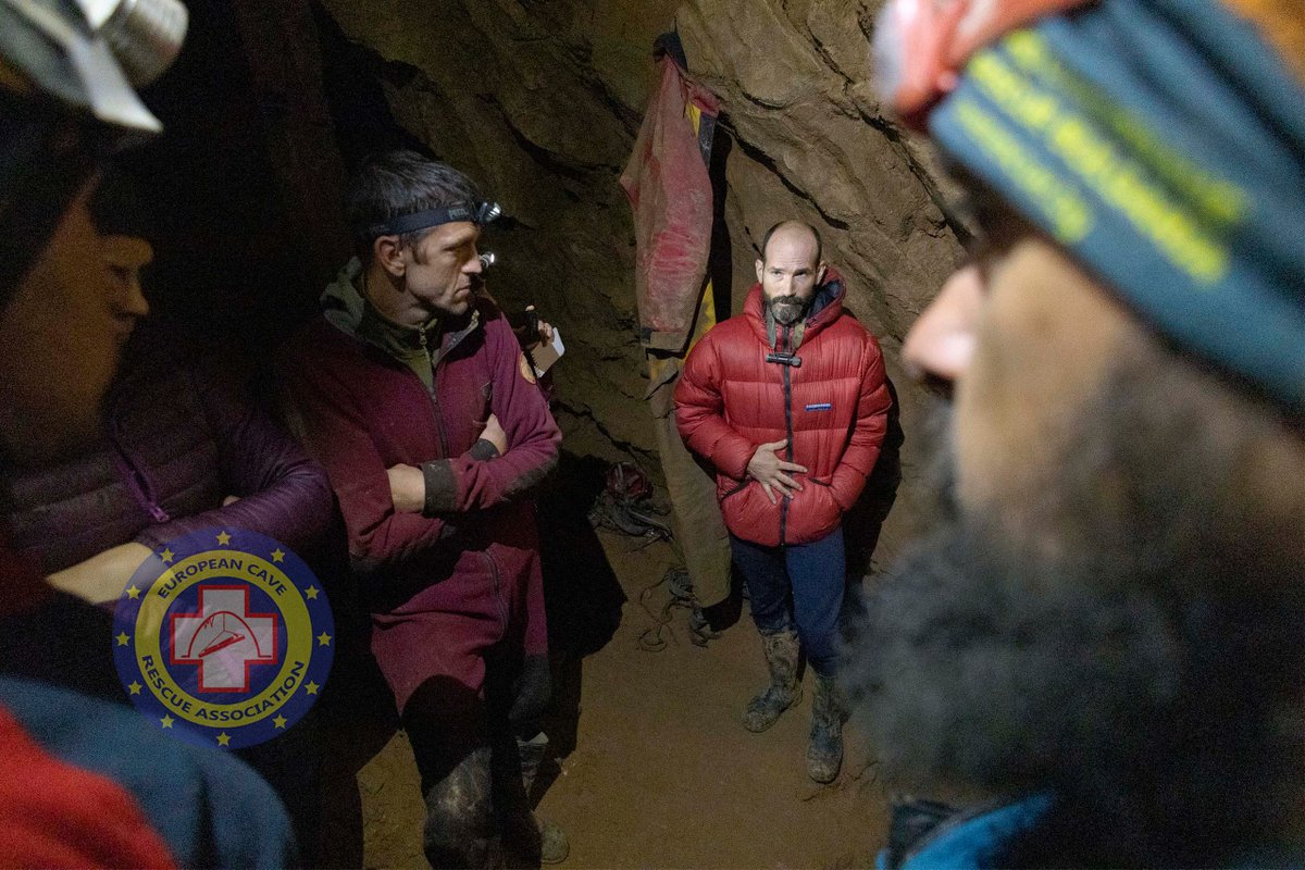 tumaf1's tweet photo. Doctors continue Mark's treatment. He has been given 2 units of blood and is stable again. The rescue teams work to complete the rigging up to -700 m so Mark can be transported at the campsite there. 📸:#CMRSCRC #MarkDickey #MorcaRescue #CaveRescue #ECRA @AFADBaskanlik https://t.co/3Xrc3FwZ4h