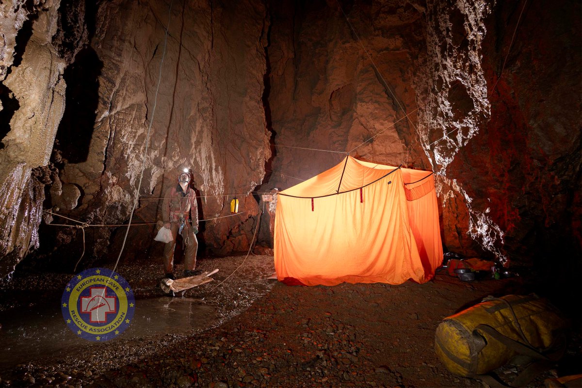 tumaf1's tweet photo. Doctors continue Mark's treatment. He has been given 2 units of blood and is stable again. The rescue teams work to complete the rigging up to -700 m so Mark can be transported at the campsite there. 📸:#CMRSCRC #MarkDickey #MorcaRescue #CaveRescue #ECRA @AFADBaskanlik https://t.co/3Xrc3FwZ4h