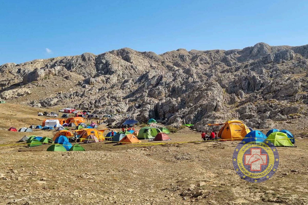 tumaf1's tweet photo. Doctors continue Mark's treatment. He has been given 2 units of blood and is stable again. The rescue teams work to complete the rigging up to -700 m so Mark can be transported at the campsite there. 📸:#CMRSCRC #MarkDickey #MorcaRescue #CaveRescue #ECRA @AFADBaskanlik https://t.co/3Xrc3FwZ4h