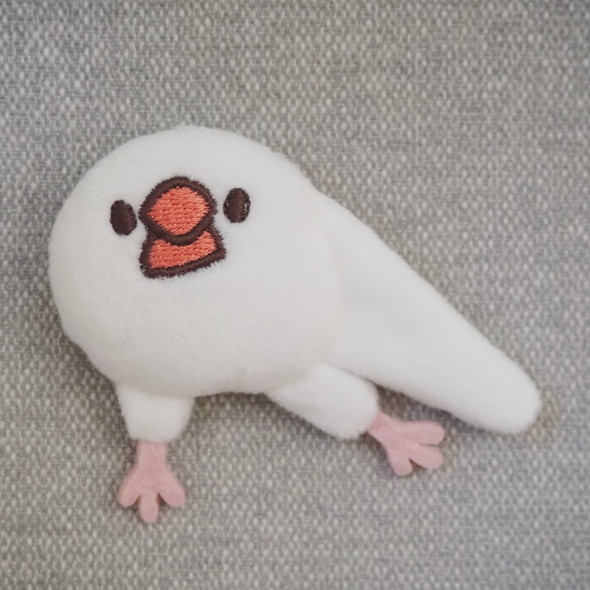 _shiemi's tweet photo. 新商品ができました！スサー文鳥のぬいバッジです( ⁰⊖⁰)✨
9/27〜10/3まで近鉄百貨店奈良店で開催される、なら文鳥博で販売します。10月以降はお江戸文鳥博や通販でのお取り扱いも予定しています。 https://t.co/LCIkwH75iW
