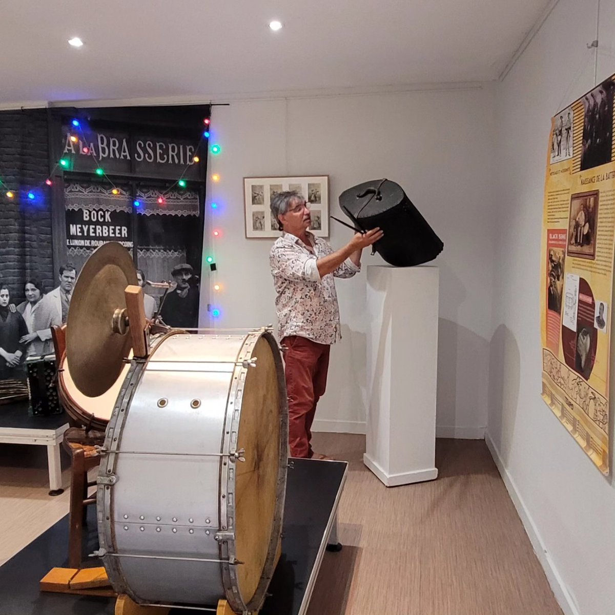 JaCE_StQuentin's tweet photo. Les visites guidées ont commencé. Philippe Nasse, Faut que ça swing' ! sera à la galerie 115 pour répondre à vos questions toute la journée. Sur les photos, il explique que la grosse caisse date de 1917 en peau de chameau est pliable et se range dans la boîte exposée sur le côté. https://t.co/bQzTSktEDU