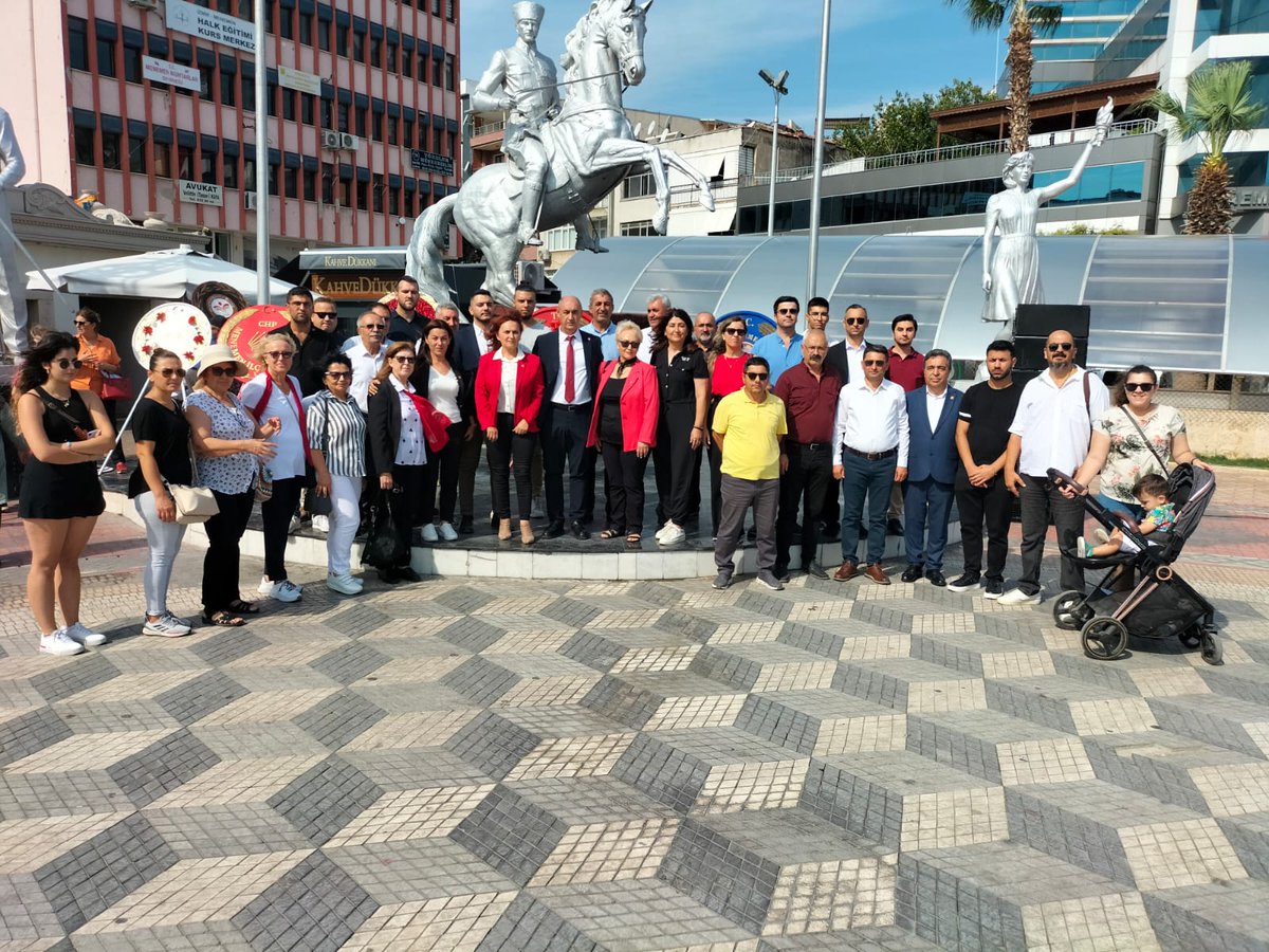yenimenemen's tweet photo. İlçemizde gerçekleştirilen İzmir'in düşman işgalinden kurtuluşunun 101. yılı ve 100. Kuruluş Yıl Dönümümüz kutlamaları kapsamında Büyük Önderimiz Gazi Mustafa Kemal Atatürk'ün huzurunda saygı duruşunda bulunduk, çelenk sunumu gerçekleştirdik. https://t.co/enNtKmvc3I
