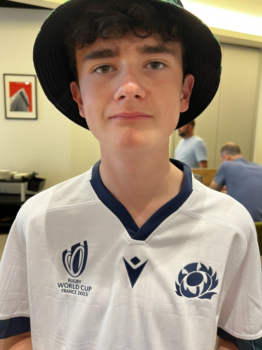 No entry to Escape lounge at Manchester if you are wearing a Scotland Rugby Shirt. Are you having a giraffe?  KLM need to get a proper lounge and the staff here need to not be so silly! This isn’t soccer @KLM_UK  <a href="/Scotlandteam/">Scottish Rugby</a> <a href="/EscapeLoungesUK/">Escape Lounges UK</a>  <a href="/NigelOwen77/">Nigel Owen 🐏</a>