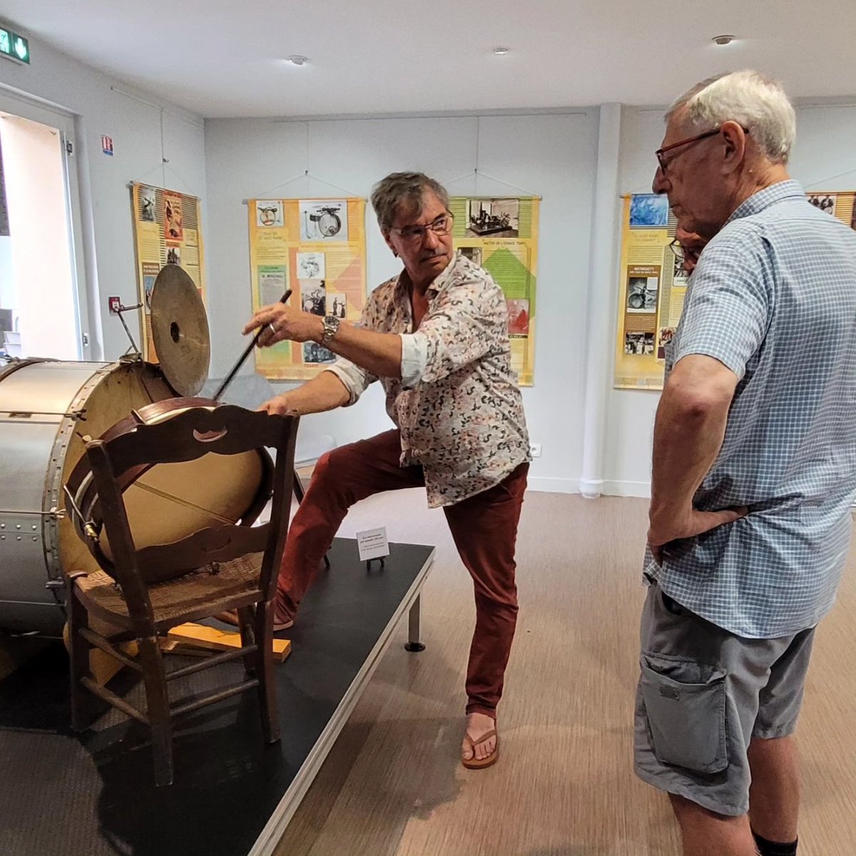 JaCE_StQuentin's tweet photo. Les visites guidées ont commencé.
Passionnés ou non par la batterie, venez profiter du savoir de Philippe Nasse ! Fermeture à 19h.
Si vous n'êtes pas disponible aujourd'hui, retrouvez Philippe Nasse dimanche à 16h pour sa conférence sur l'histoire de la batterie au conservatoire. https://t.co/jlwXmO62zx