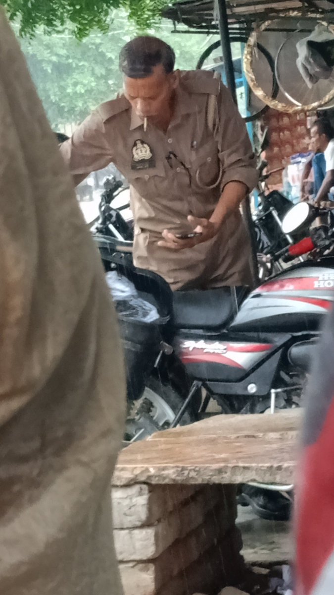 pandey_ji_9651's tweet photo. @bhadohipolice को इन पुलिस कर्मियों के खिलाफ तुरंत कार्यवाई करना चाहिए।

@DM_Bhadohi
@BJP4India
@myogiadityanath
@dgpup @Uppolice @Mithileshdhar https://t.co/utQ3Jfx6tA
