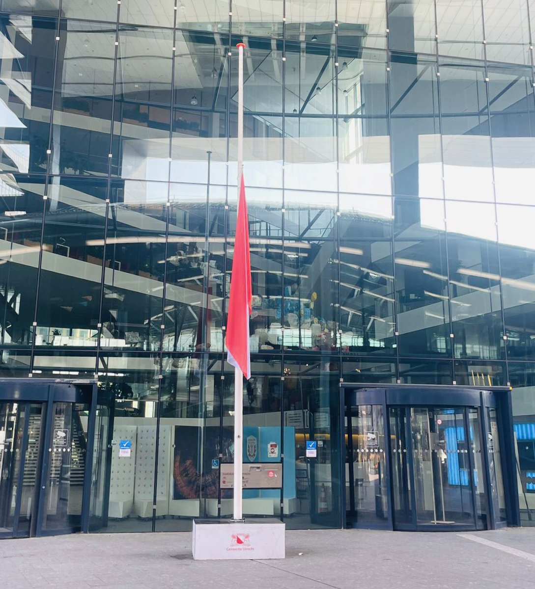 De aardbeving in Marokko is voor veel Utrechters akelig dichtbij, de verdrietige berichten raken de stad diep. Onze gedachten zijn bij de slachtoffers en getroffenen. Op het stadhuis, bij het stadskantoor en wijkcervicecentrum Vleuten-De Meern hangt de stadsvlag vandaag halfstok.