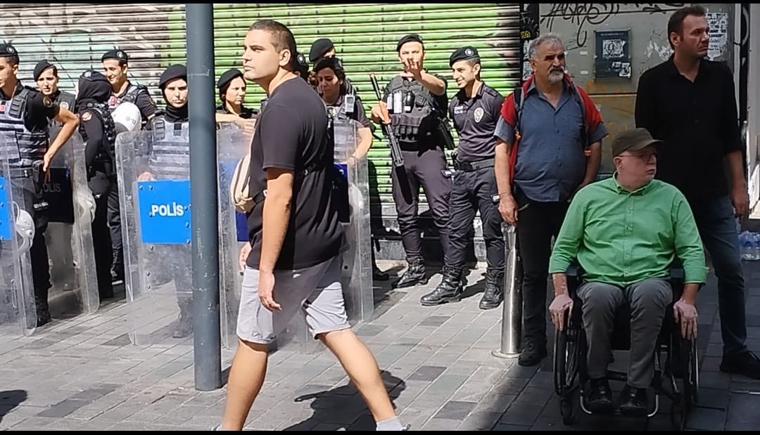 f_bogatekin's tweet photo. Polis Cumartesi annlerini/insanlarını gözaltına aldı. Müdahaleden sonra bir katılımcı fenalaştı. @gergerfirat #CumartesiAnneleri963Hafta https://t.co/zgE63qEKss